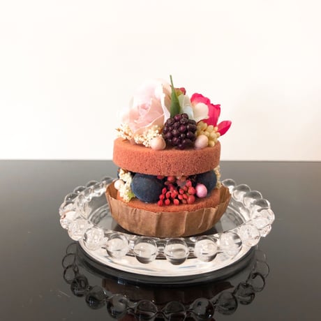 Gift　ガラスドームに入ったフラワーチョコレートケーキ　オリジナルチャーム付き