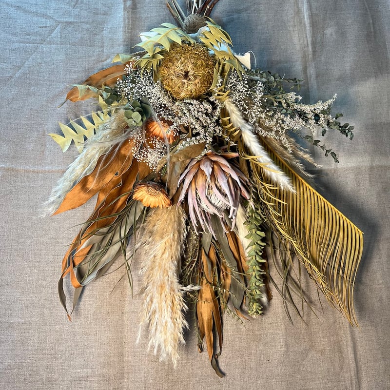 存在感のあるネイティブフラワーの大きなスワッグ | Qreal