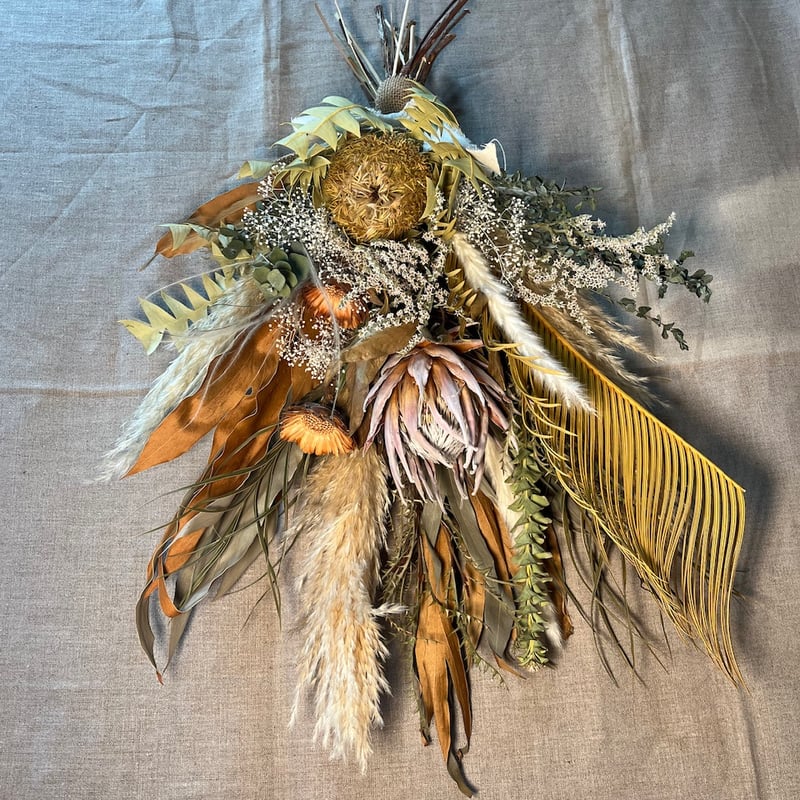 存在感のあるネイティブフラワーの大きなスワッグ | Qreal