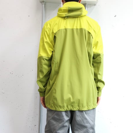 Rab　透湿性に振りきった防水シェル　Green/Zest