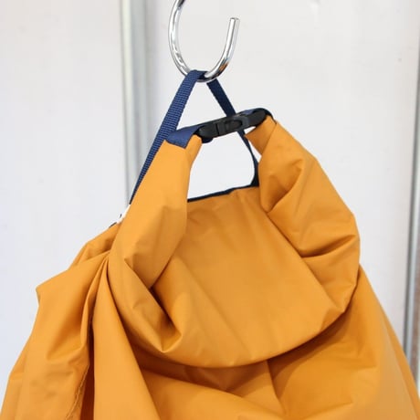 子供から大人まで一人１個は持っておきたい完全防水バッグ　ゴールド