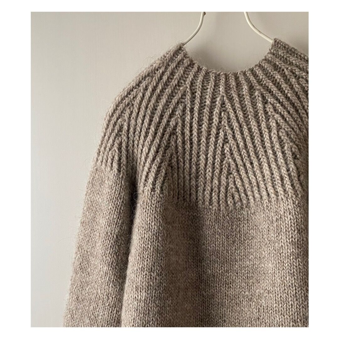 羊飼いのセーター、降り注ぐ雨の丸ヨークセーターの糸と釦セット