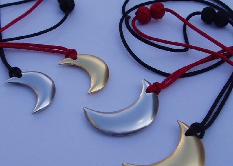 木製ペンダント「三日月」ゴールド（京くみひもモデル