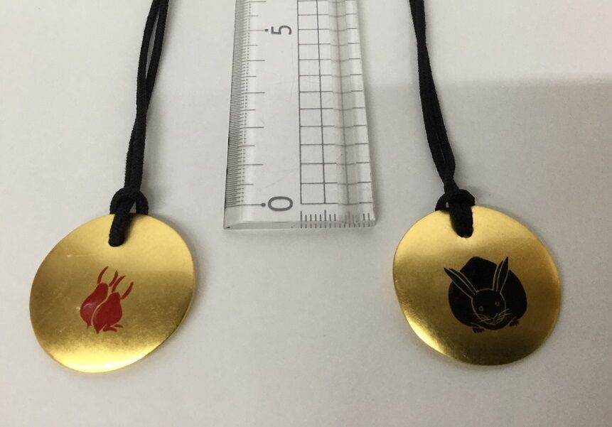木製彫刻面 黒色 金色飾り紐付き 木製ペンダント「月にさくら」ゴールド（京くみひもモデル） | Gomei's