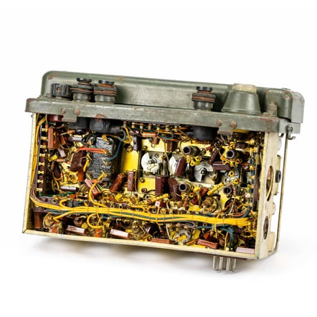 放出品　自衛隊無線機 JBC-1000  (JSCR-300)及びJAN/VRC-3送受信機 昭和30年 国際電気株式会社 (JSCR-300)及びJAN/VRC-3