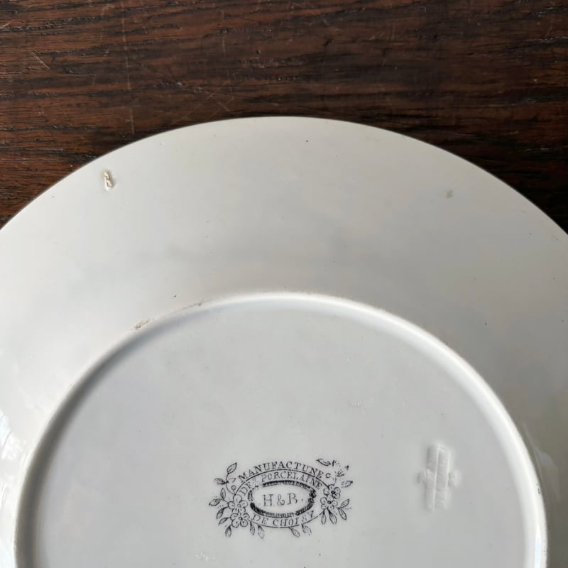 希少　美品　ジョワジールロワ　多彩色　レリーフ　フランスアンティーク Choisy le roi ショワジールロワ なぞなぞ 彩色 グリザイユ 平皿 φ20.7c
