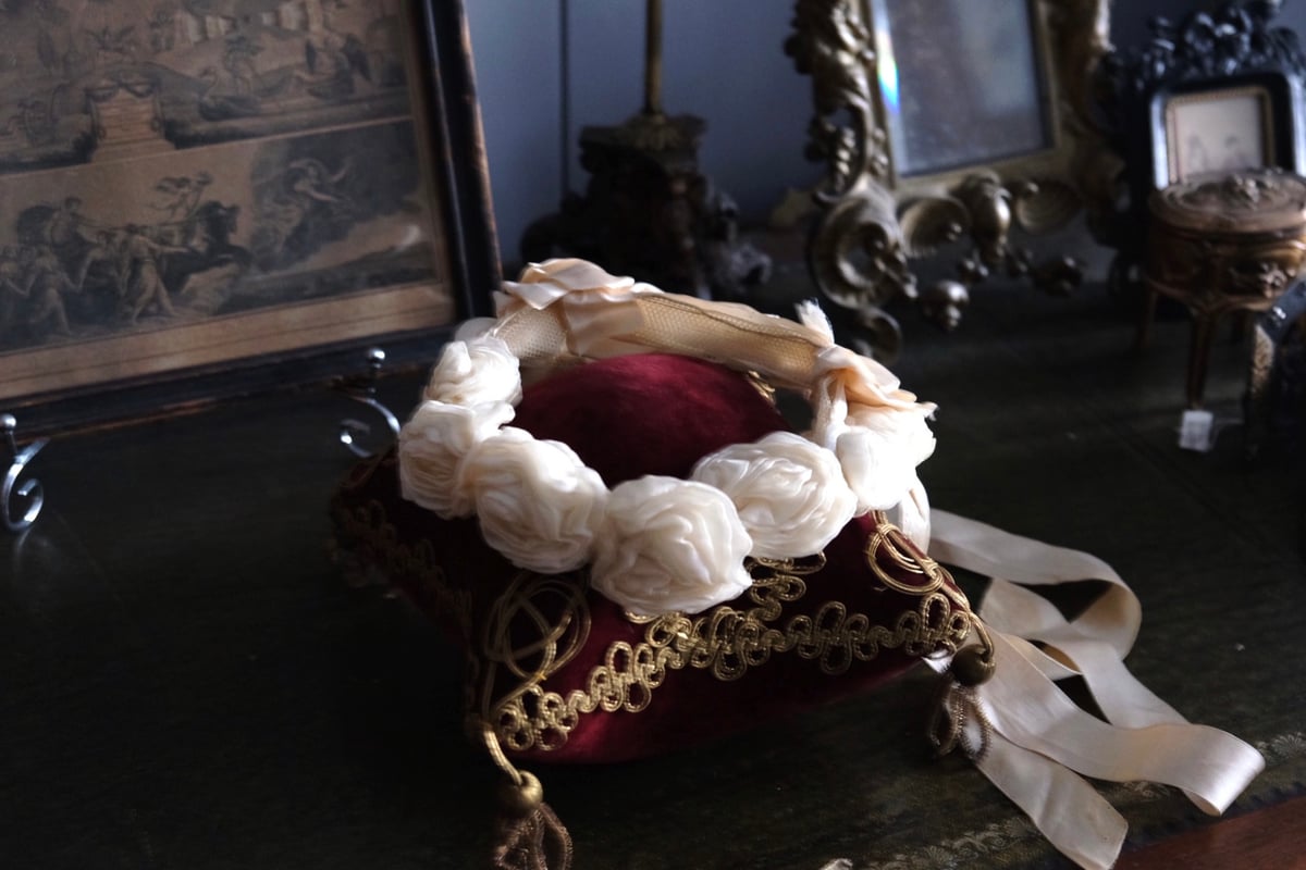 フランスアンティーク　グローブドマリエ　彫刻フレーム　ティアラ　布花　花冠　薔薇 ♡フランスアンティーク グローブドマリエ 彫刻フレーム ティアラ 布花