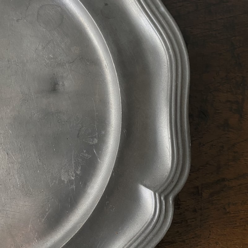 ギフト】 花リム イニシャル入り ピューター 平皿 哀しい φ22