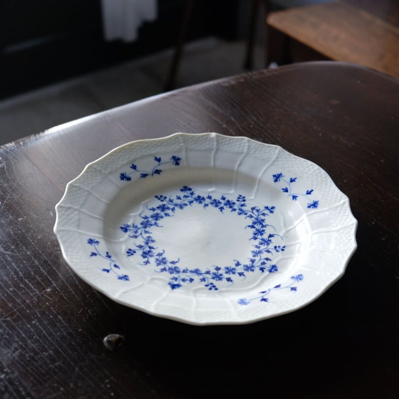 tournai トゥルネー （トルネイ）軟質磁器 花リム レリーフ 皿