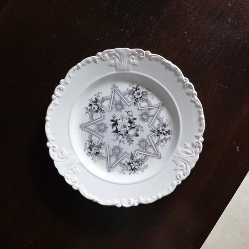 David Johnston&Cie ボルドー グリザイユ レリーフ 平皿 φ21.6cm フ