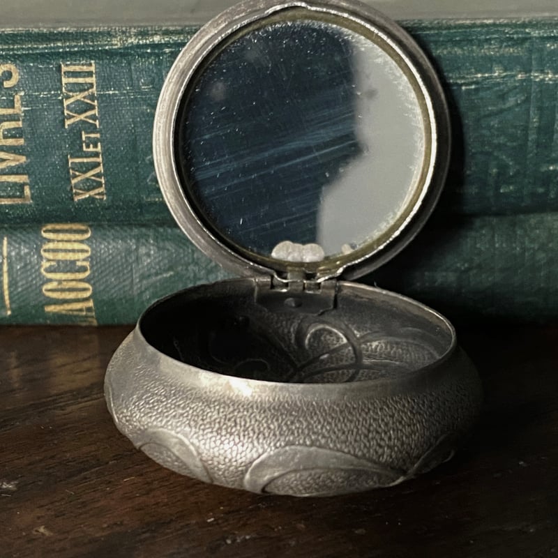 エーデルワイスのプードリエ パウダーケース フランス