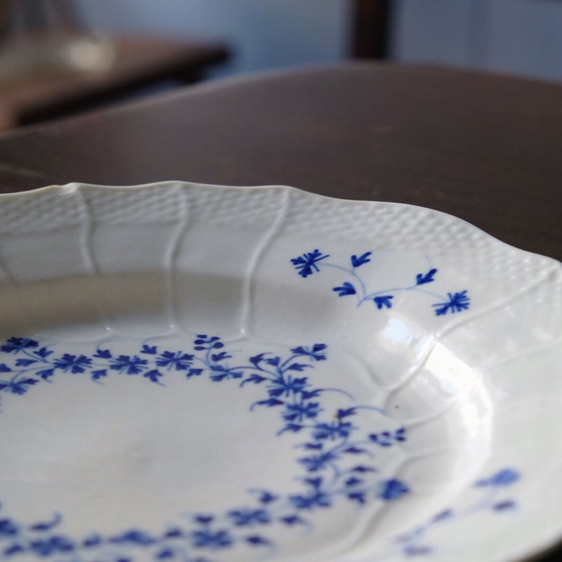 tournai トゥルネー （トルネイ）軟質磁器 花リム レリーフ 皿