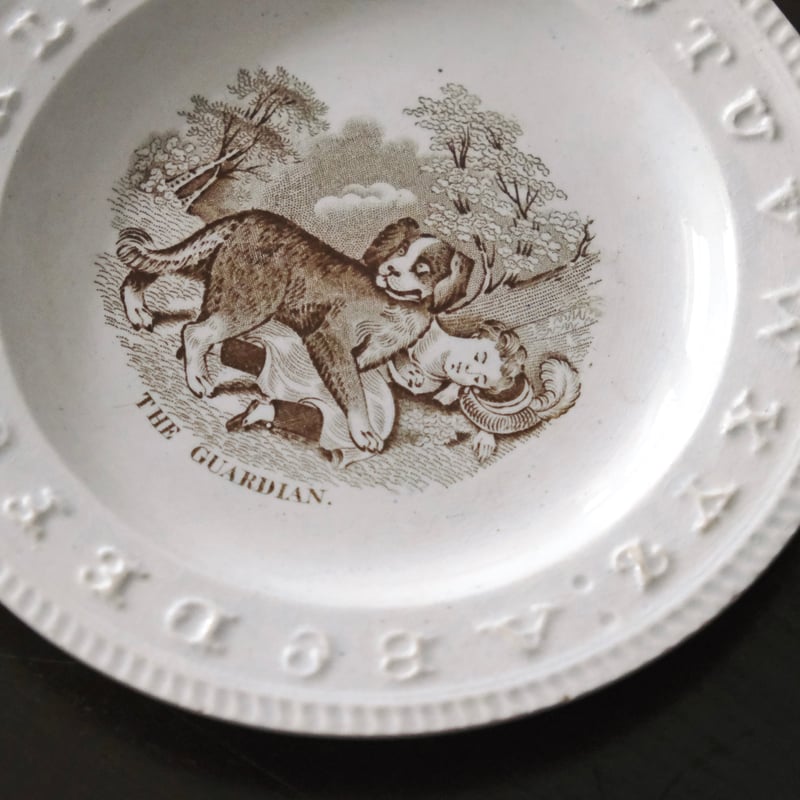 イギリス陶器 アルファベット・レリーフ 平皿 φ18.9cm アンティーク b