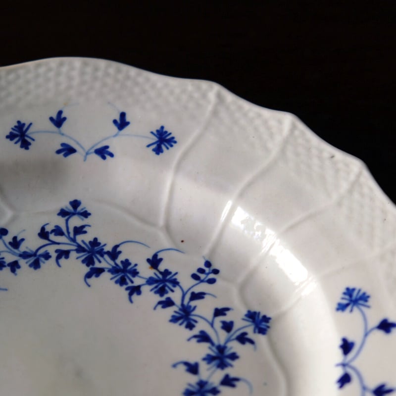 tournai トゥルネー （トルネイ）軟質磁器 花リム レリーフ 皿