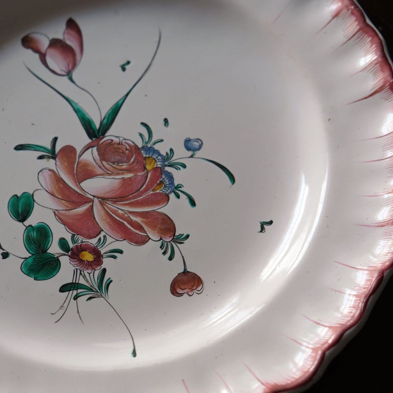 ムスティエ Moustiers 18世紀 花 プレート アンティーク 050301 ムスティエ Moustiers 18世紀 花 プレート アンティーク 050301