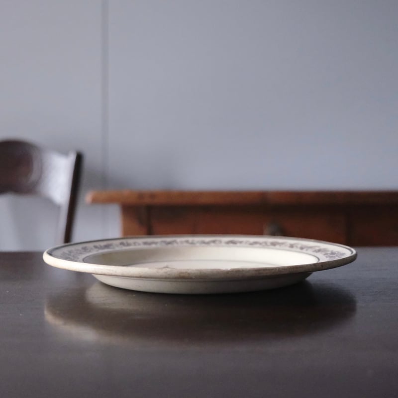 フランス/ショワジー・ル・ロワ/パヴォディナー平皿「E」 フランス/ショワジー・ル・ロワ（CHOISY LE ROI）LOUIS XIII