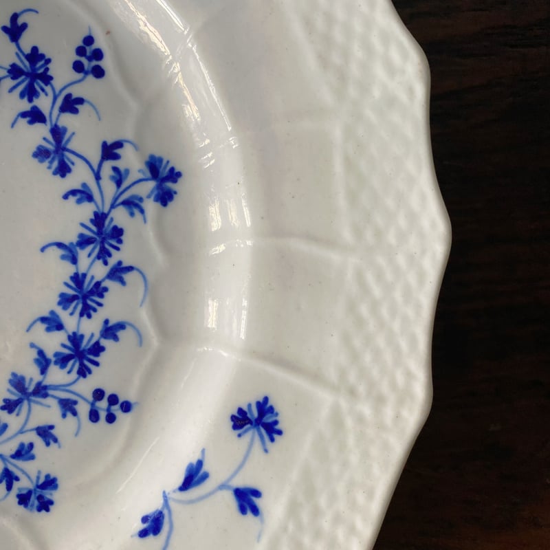tournai トゥルネー （トルネイ）軟質磁器 花リム レリーフ 皿