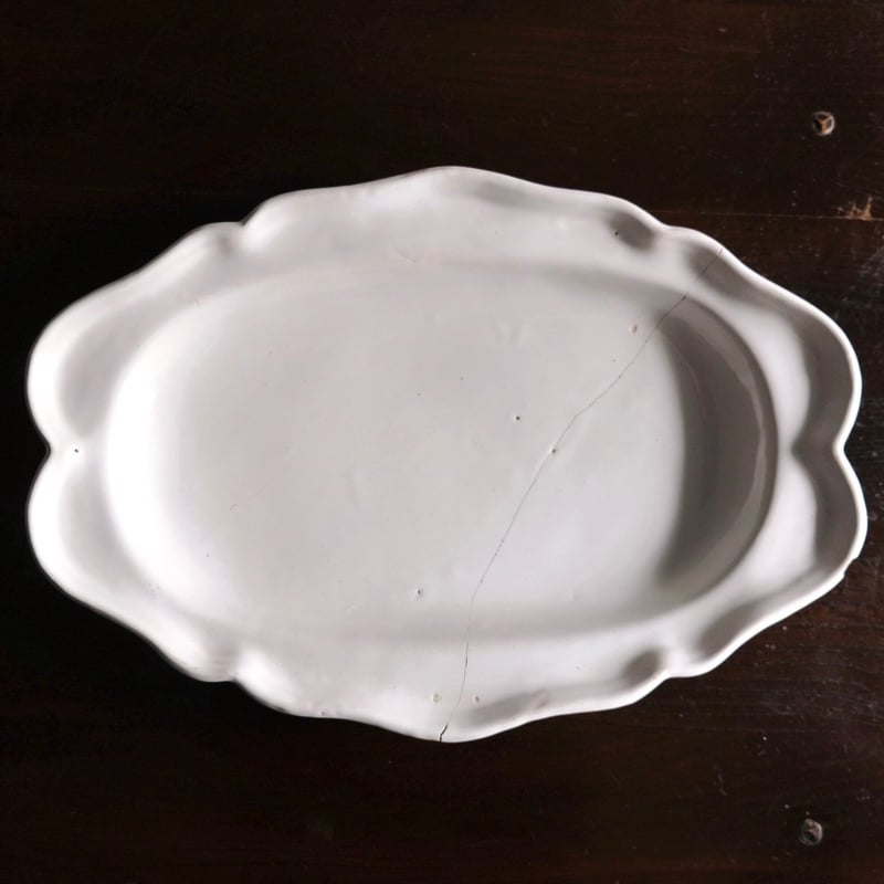 フランス19世紀　大迫力のエタン花リム楕円皿　表裏に印有　アンティーク フランス19世紀 大迫力のエタン花リム楕円皿 表裏に印有