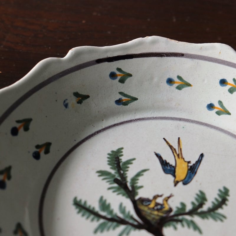 フランス アンティーク 木の実の青い絵付け皿 フリルリム ヌヴェール窯