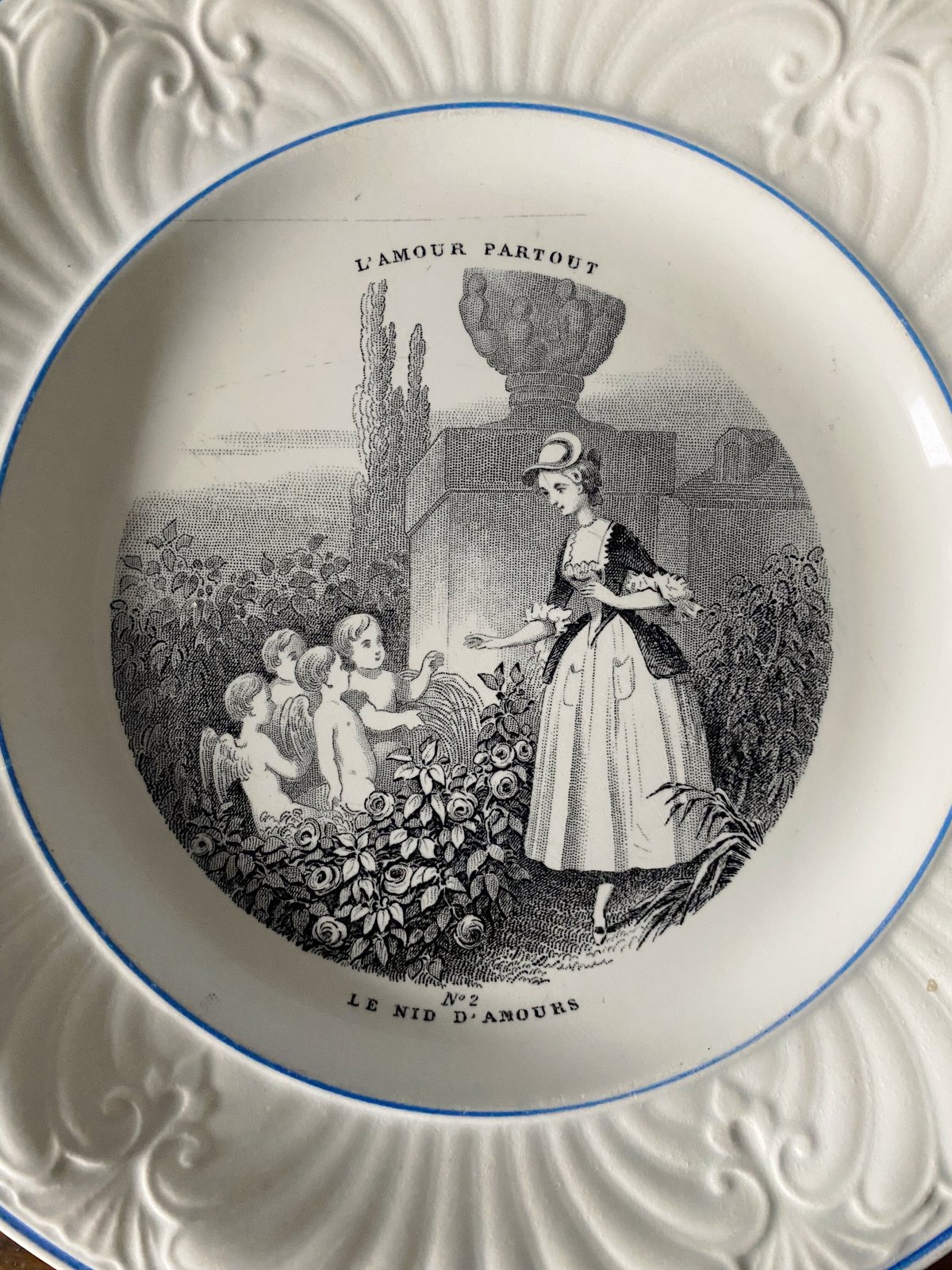 クレイユモントロー美しいレリーフ皿美品フランスアンティーク