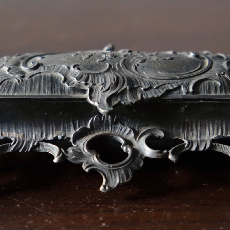 【お48】30 フランス　アンティーク　切手入れ　レター 小物入れ フランスアンティーク | ひまわりモチーフの真鍮製切手ケース