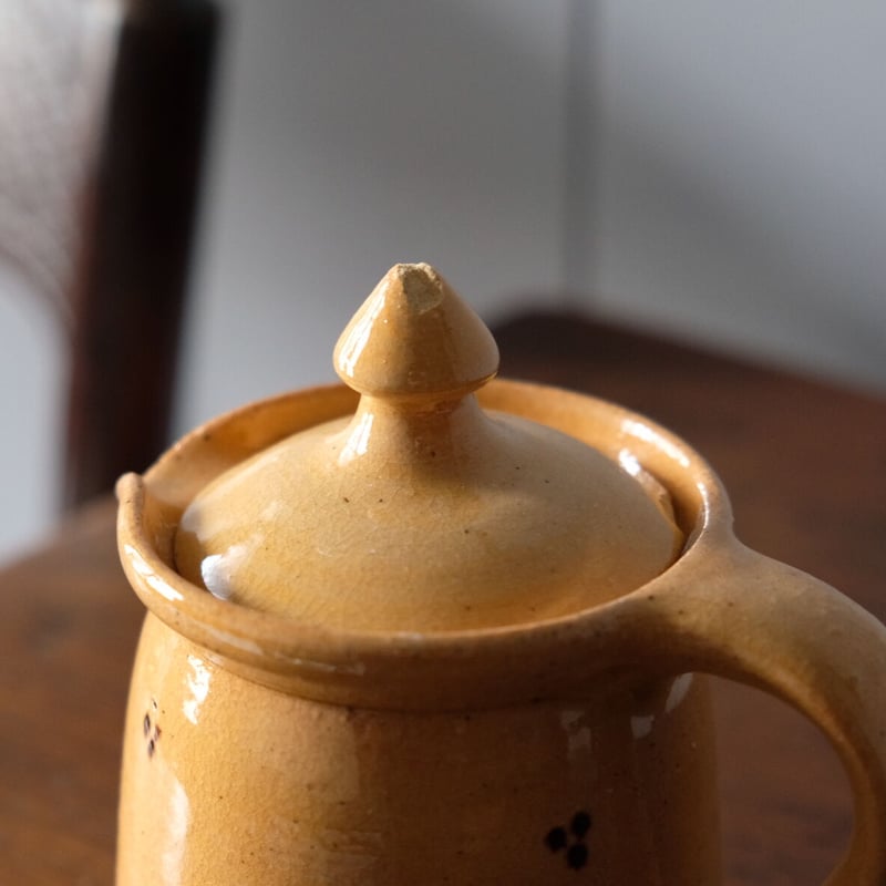 ブラウン陶器ポット 蓋付き