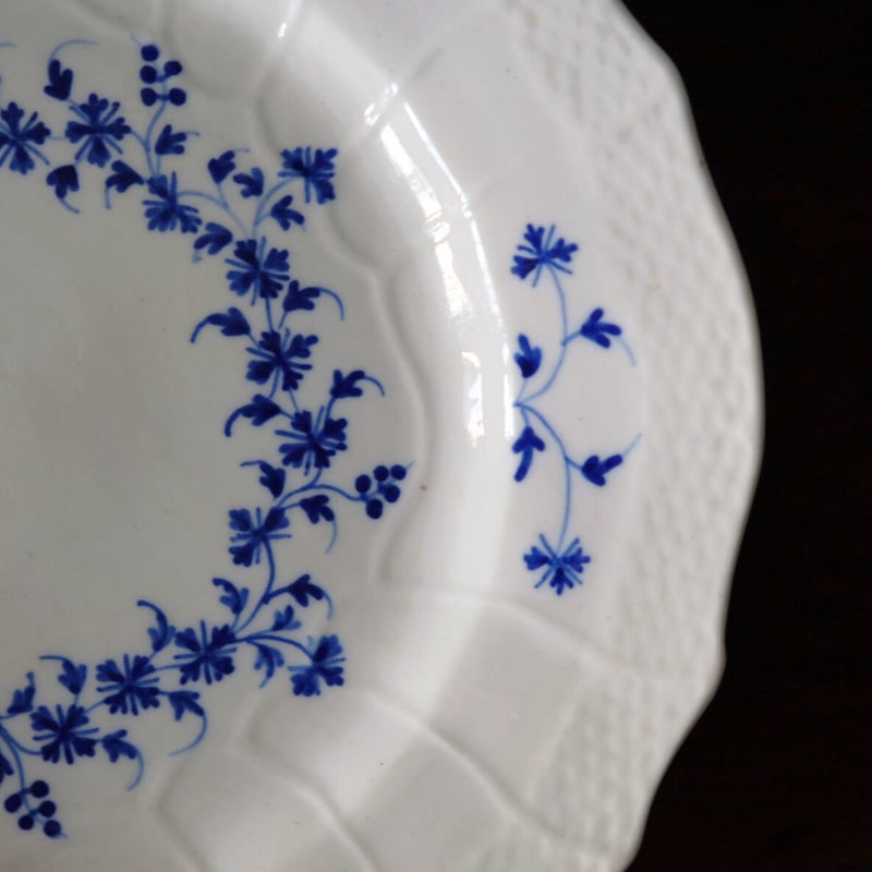 tournai トゥルネー （トルネイ）軟質磁器 花リム レリーフ 皿