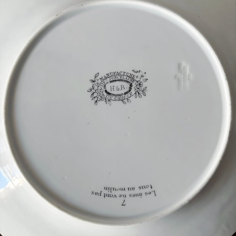 希少　美品　ジョワジールロワ　多彩色　レリーフ　フランスアンティーク Choisy le roi ショワジールロワ なぞなぞ 彩色 グリザイユ 平皿 φ20.7c