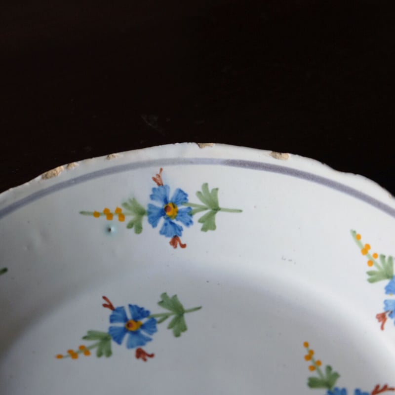 白釉皿 18世紀末 ヌヴェール ラロシェル 矢車菊 ブランディーユ 小枝柄