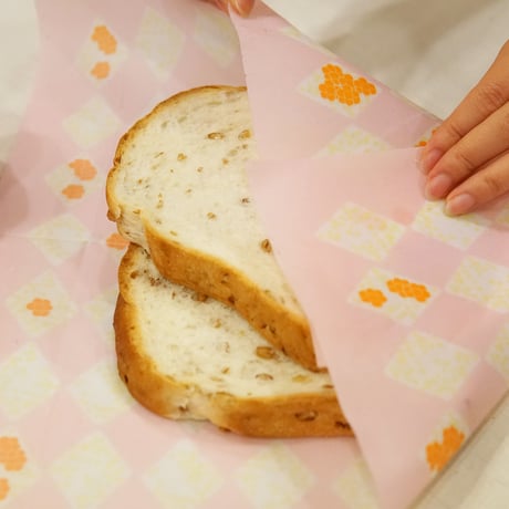 フィンランド料理がモチーフ「地球にやさしい蜜蝋ラップ」｜クラウドベリー柄