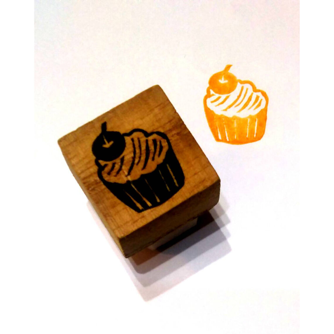 消しゴムはんこNo.374 いちごのカップケーキ シマエナガ 消しゴムはんこNo.374 いちごのカップケーキ シマエナガ