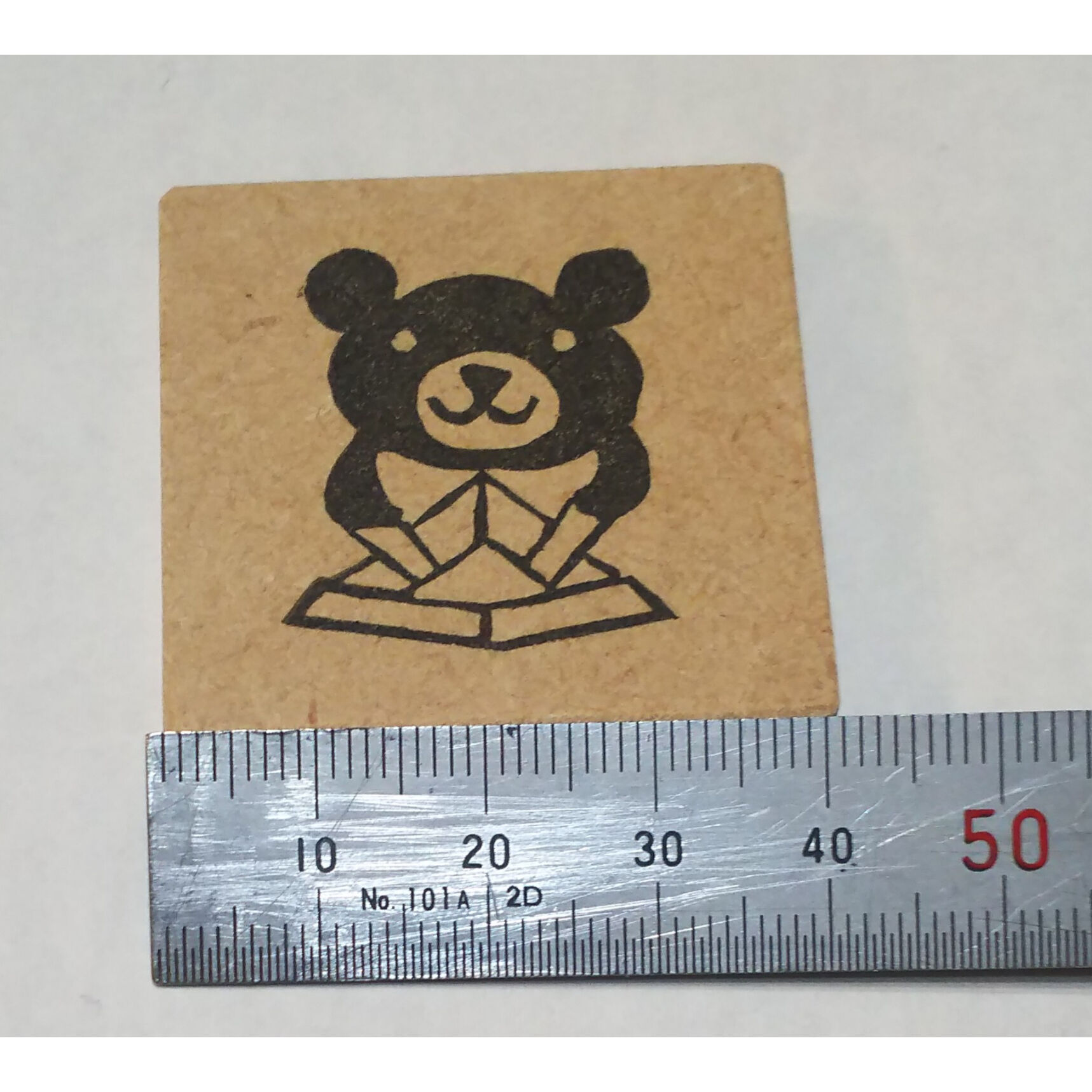 消しゴムはんこNo.28 くまさん ティータイム H726.消しゴムはんこ(スタンプ)クマと折り紙兜 | FEE