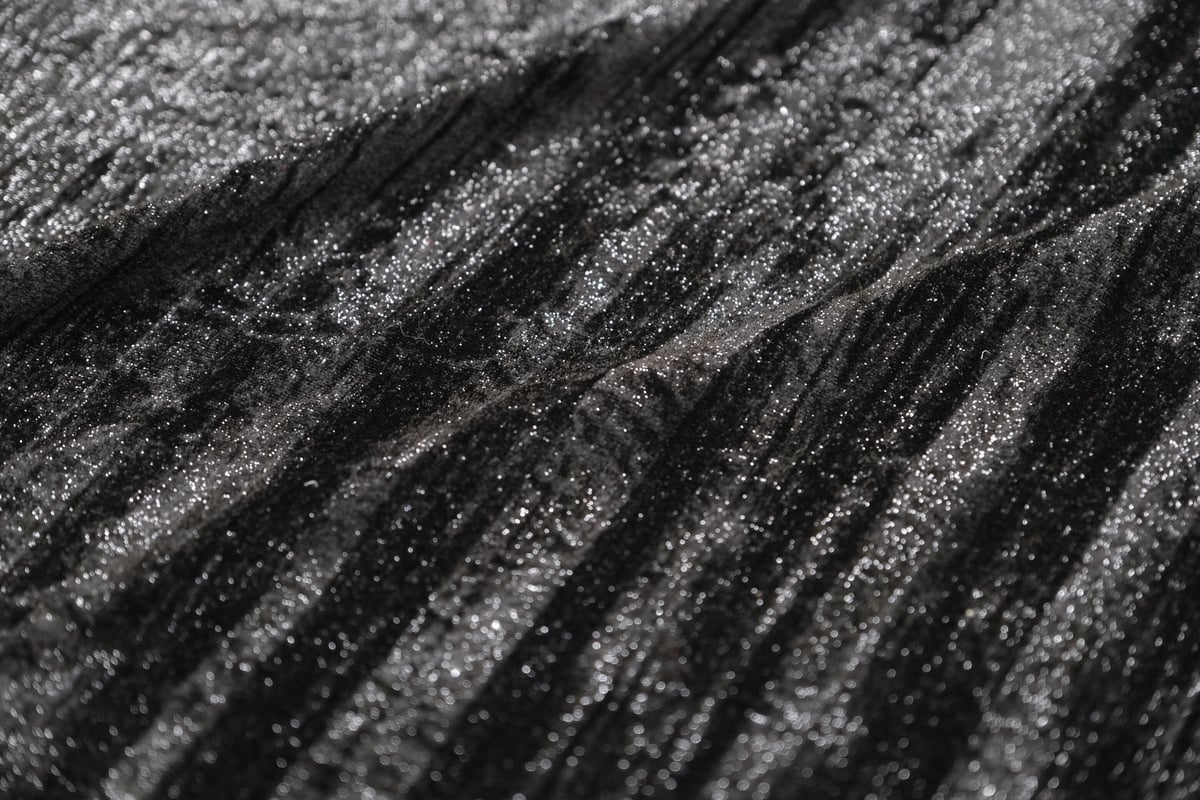 日本限定ポニー　黒いベルベットラメ入り フィルムラメベルベット タテシボリ | ベルベット生地専門店 山崎ビロード