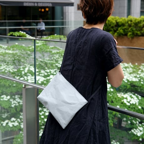 サコッシュ グレー