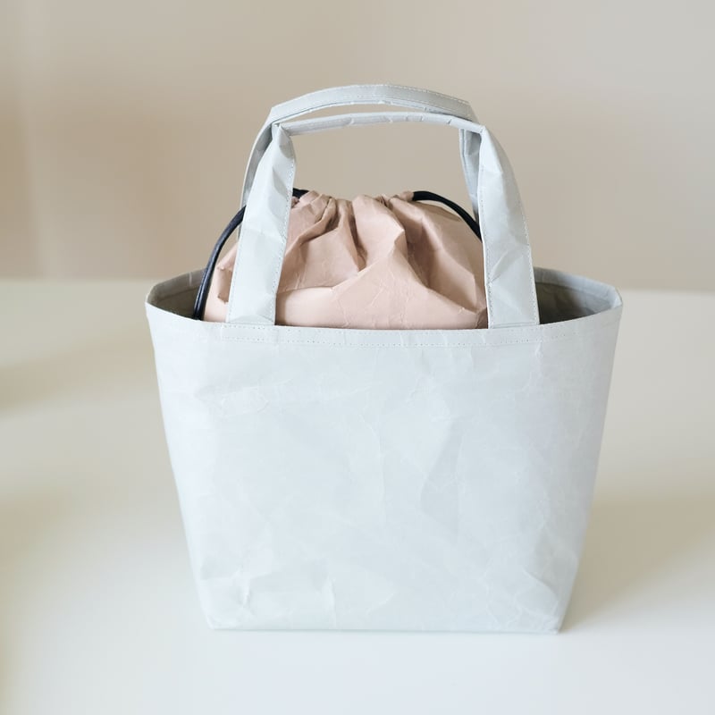 ごまページ　手提げバッグ　ライトグレー　巾着袋付き 巾着M グレー | SIWA | 紙和 公式ONLINE STORE