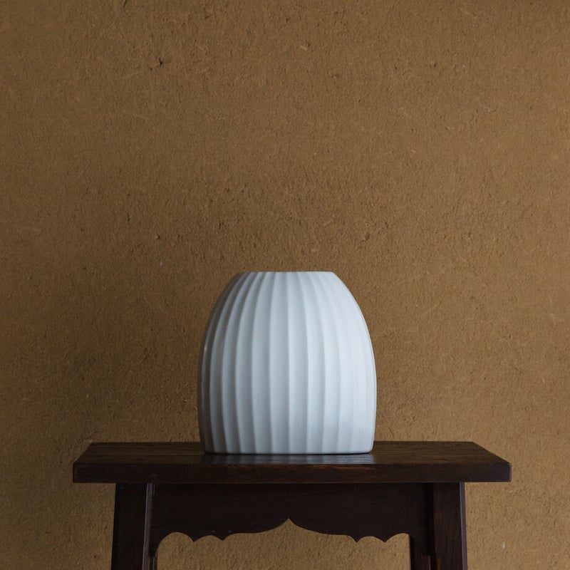 迫力の花瓶 刻印有 濁手椿文花瓶（14代 酒井田柿右衛門）/ Nigoshide Vase with Design of