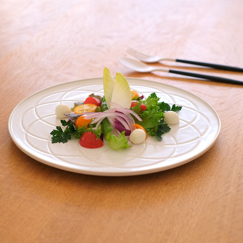 JICON ジコン 花彫平皿　大　輪文（わもん）渕錆・白 2枚セット JICON ジコン 花彫平皿 大 輪文（わもん）渕錆・白 2枚セット 花彫