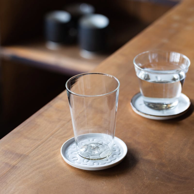 JICON ジコン 花彫平皿　大　輪文（わもん）渕錆・白 2枚セット 花彫平皿 大 輪文（わもん） | JICON 磁今 オンラインショップ