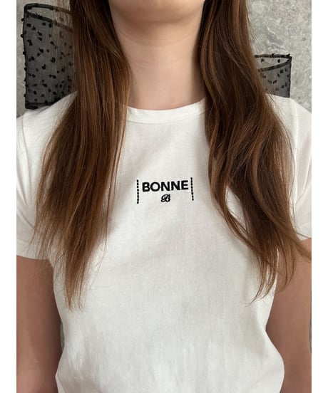 back ribbon "BONNE" logo tee