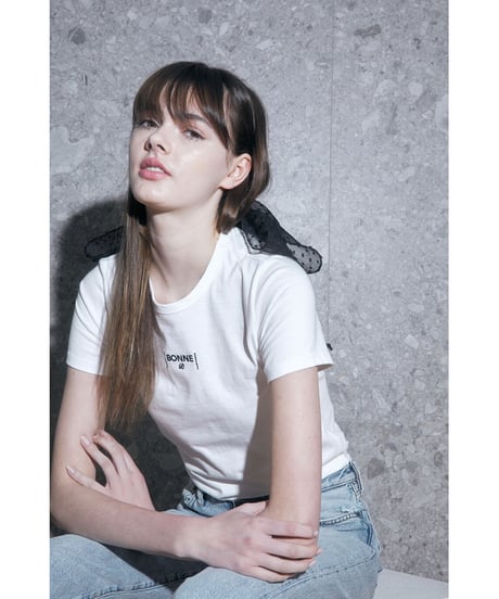 back ribbon "BONNE" logo tee