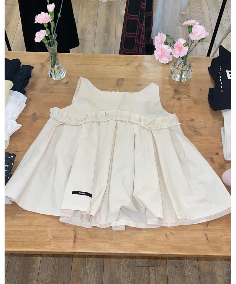 wave frill pleats tops beige | BONNE