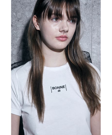 back ribbon "BONNE" logo tee