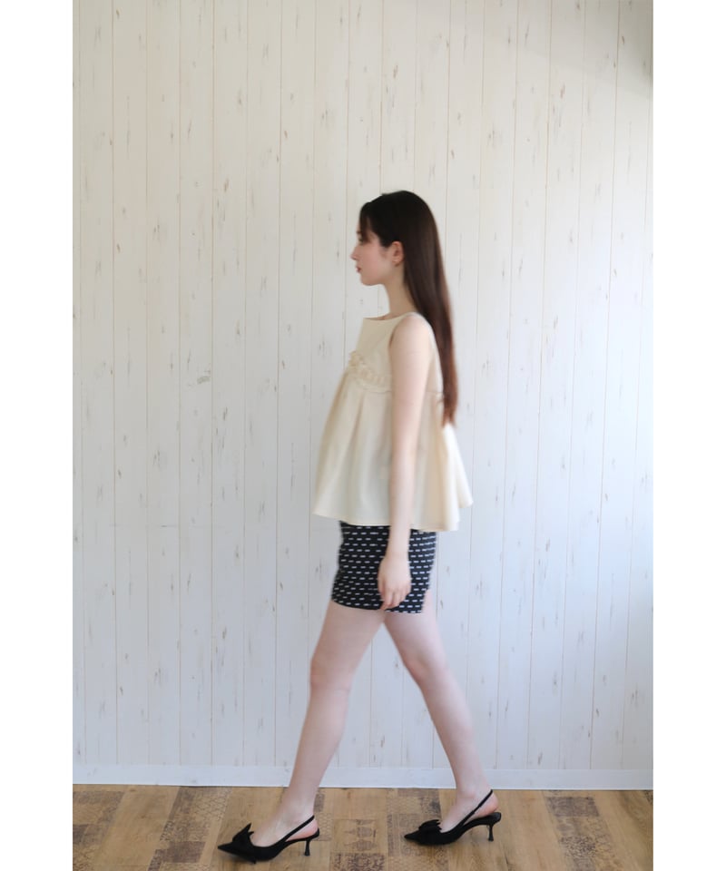 wave frill pleats tops beige | BONNE