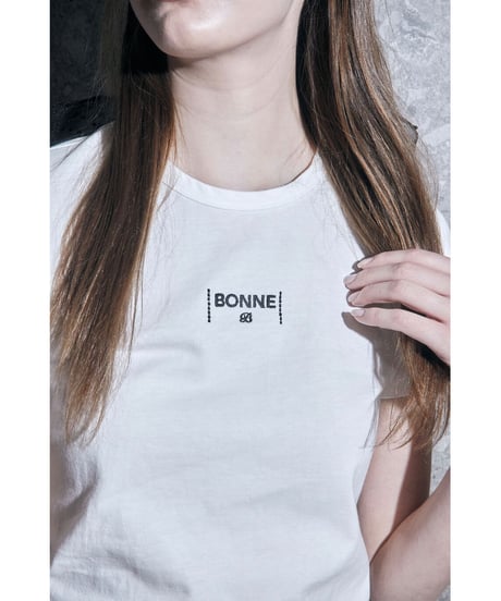 back ribbon "BONNE" logo tee