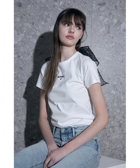 back ribbon "BONNE" logo tee