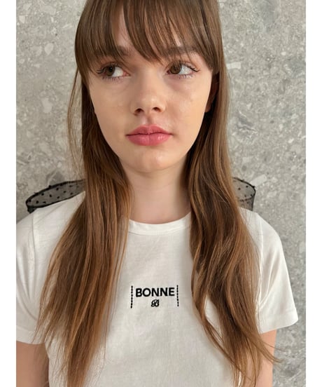 back ribbon "BONNE" logo tee