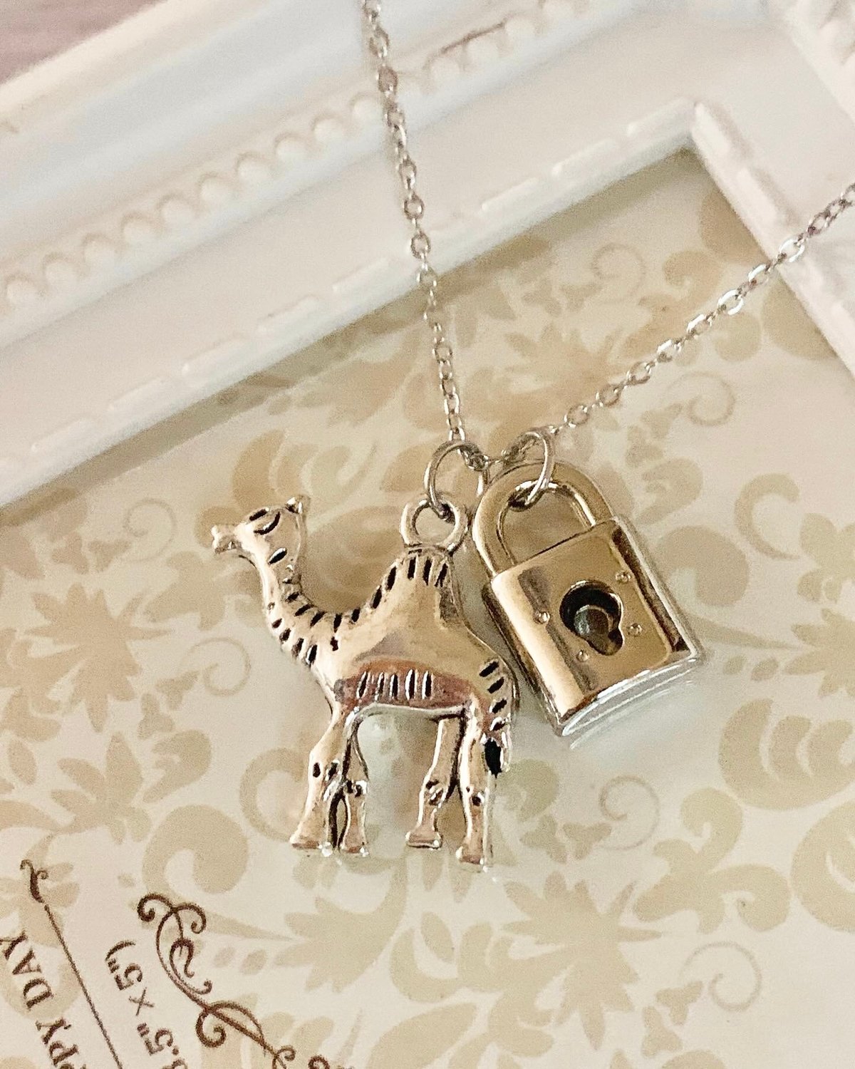 アンティークデザイン 南京錠チャーム付き Camel Necklace （ラクダ