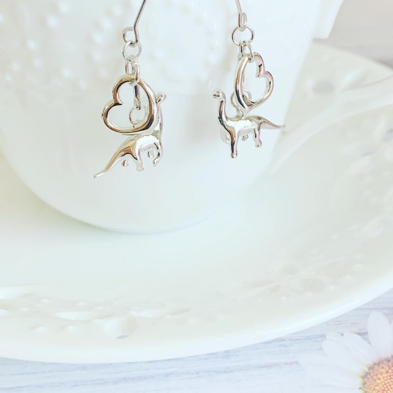 オープンハート付き 恐竜ピアス/イヤリング | dino-world