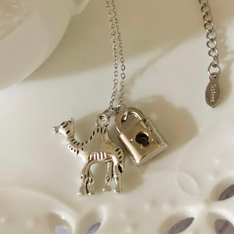 アンティークデザイン 南京錠チャーム付き Camel Necklace （ラクダ