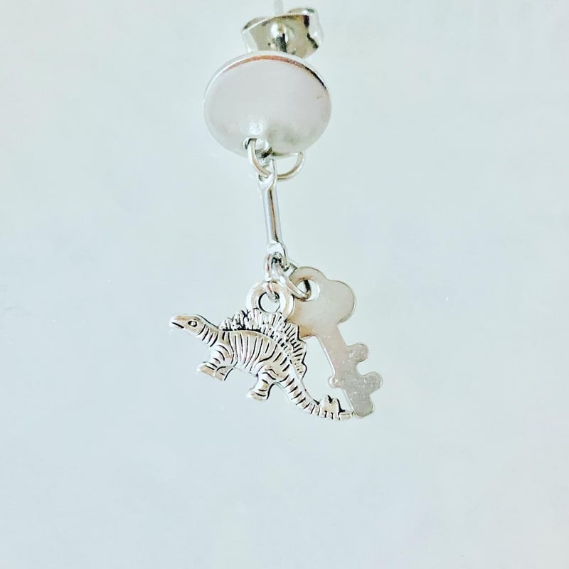 キーチャーム付き 恐竜ピアス （ステゴサウルスピアス） | dino-world